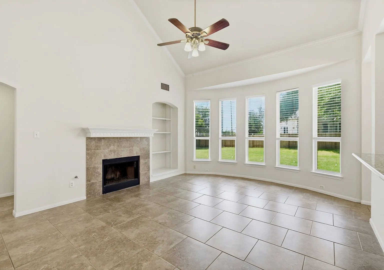 2033 Creole Dr — Photo 2