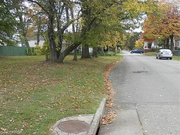 3rd image of 912 Davies Ave