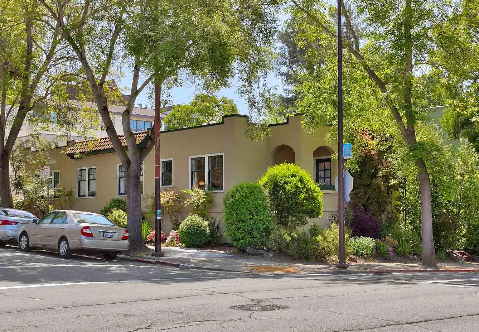 2 bed, 814 sqft, $3,950 — Photo 1