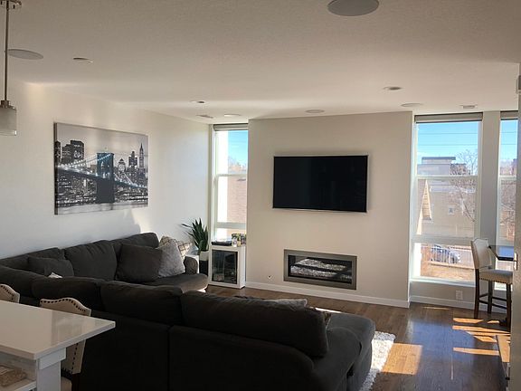 Family room w/fireplace