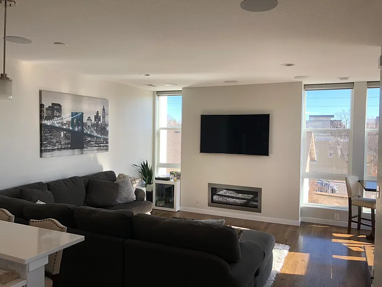 Family room w/fireplace