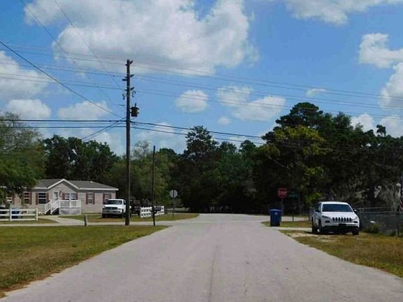 Exterior Neighborhood (street photo)