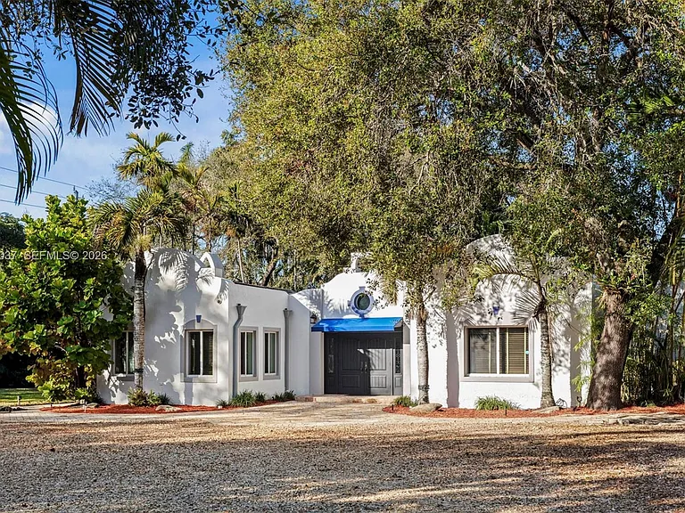 7975 Sunset Dr — Photo 2