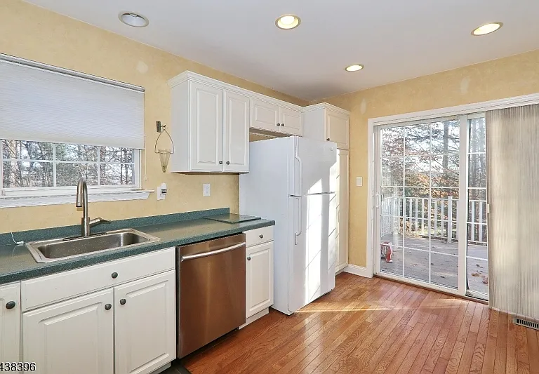 13 Minuteman Ct — Photo 2
