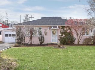 20 Genevieve Pl, Great Neck, NY 11021