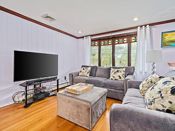 4th image of 36 Newport Ave