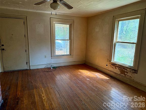 4th image of 144 Branch St