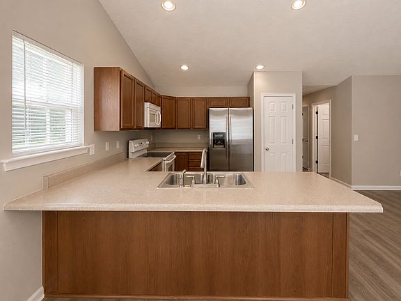 5th image of 35 Waukegan Way