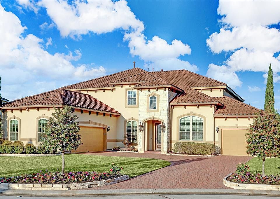 Beautful paver driveway and landscaping.