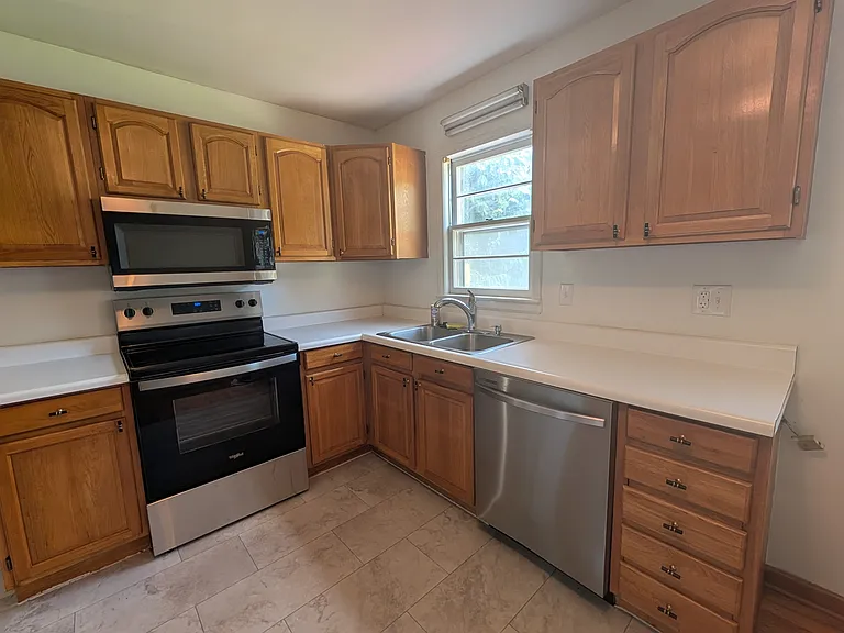 3327 Seneca St — Photo 3