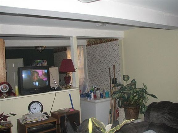 Living Room / Kitchen