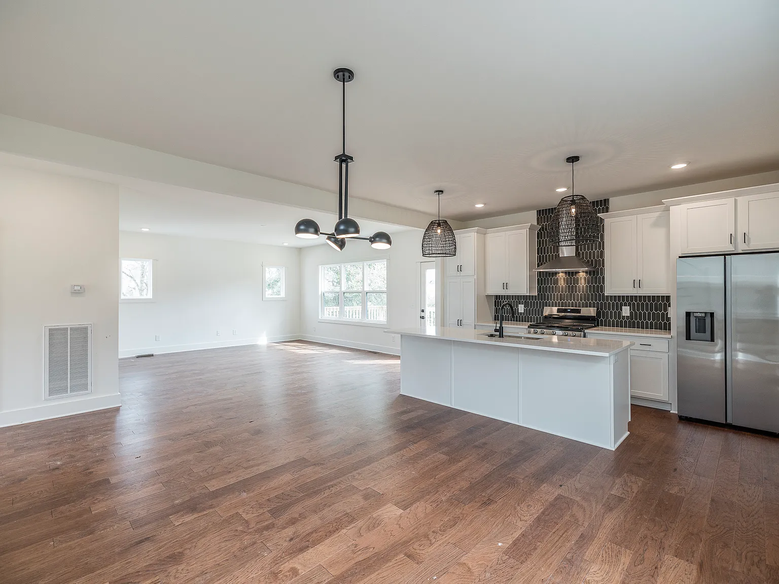 4 bed, 2100 sqft, $3,575 — Photo 2