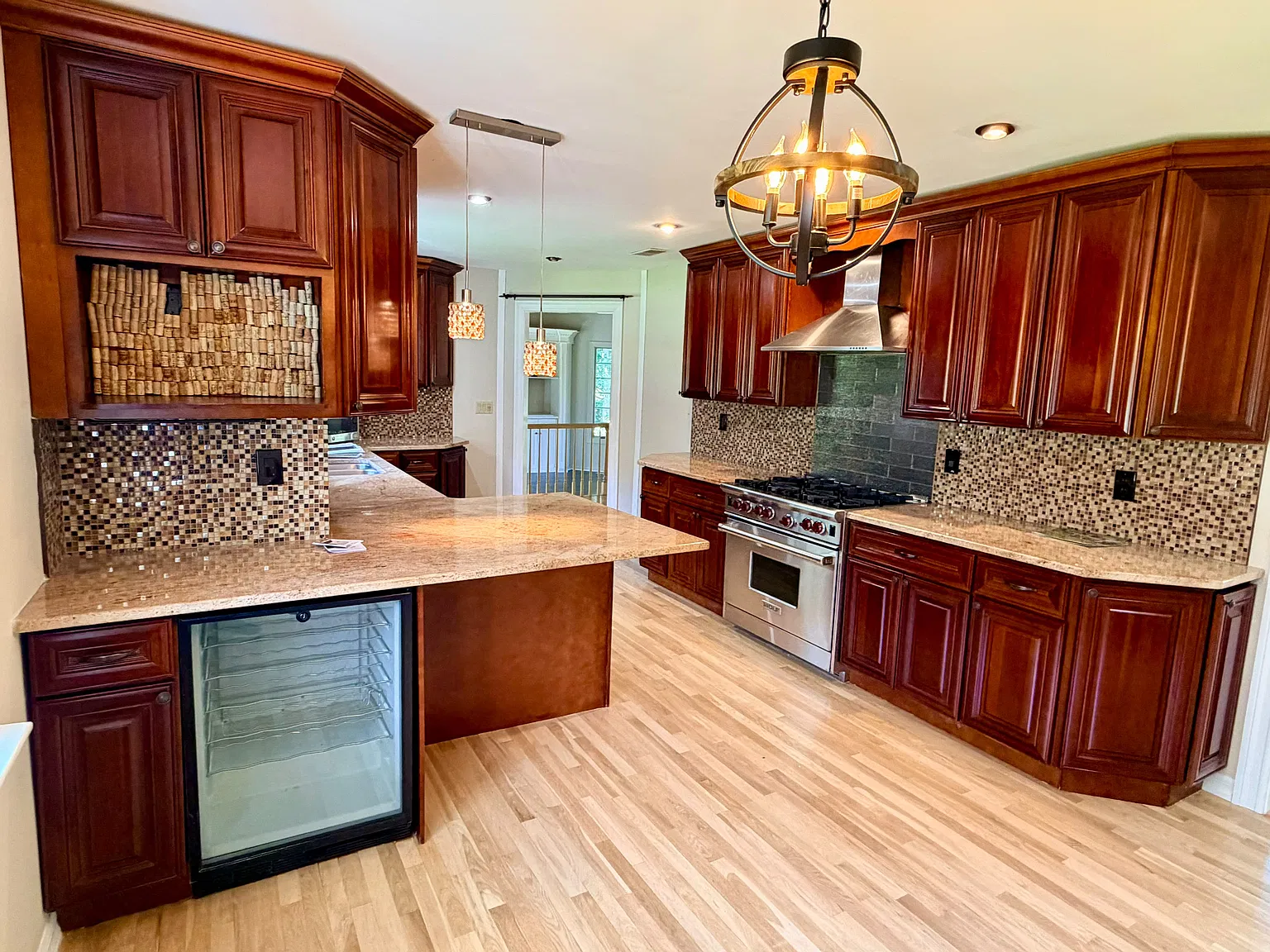 6 bed, 3.5 bath, 3600 sqft, $8,999 — Photo 4
