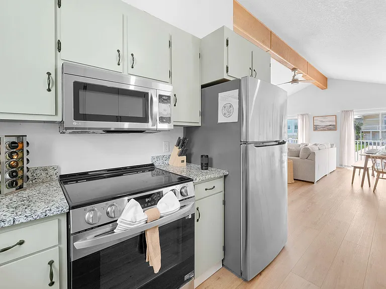 108 Zamora St — Photo 27