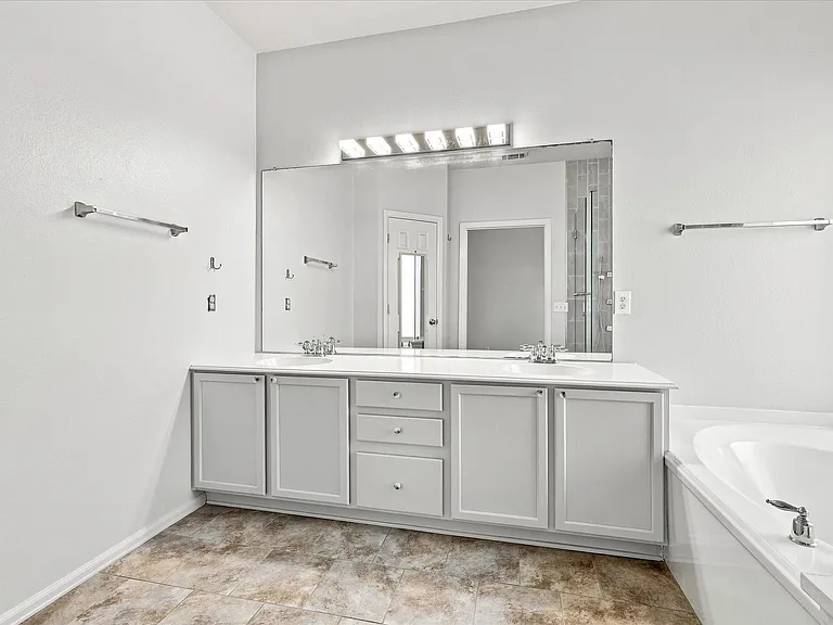 2812 Thorncreek Ln — Photo 13