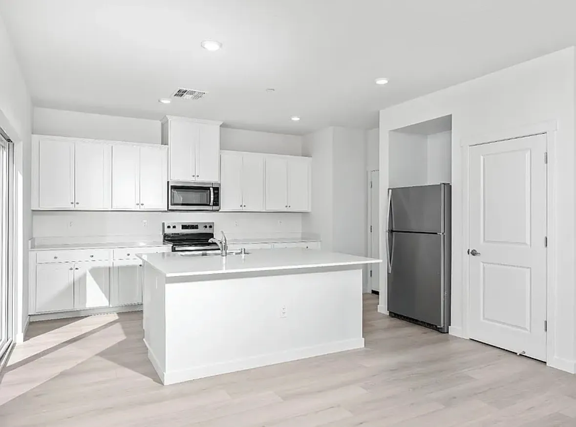 5 bed, 2207 sqft, $3,595 — Photo 4