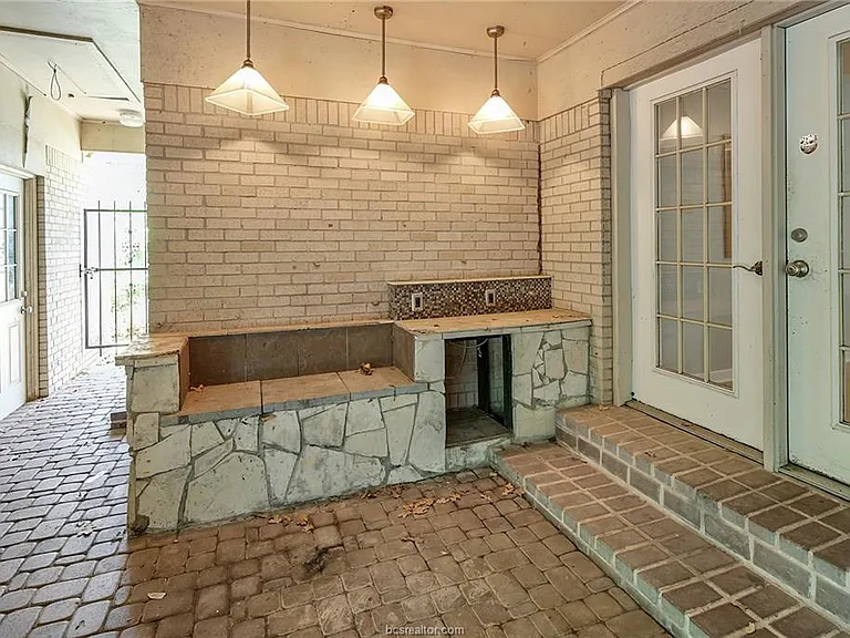 305 Brookside Dr W — Photo 40