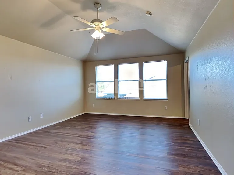 421 Hackberry Dr — Photo 11