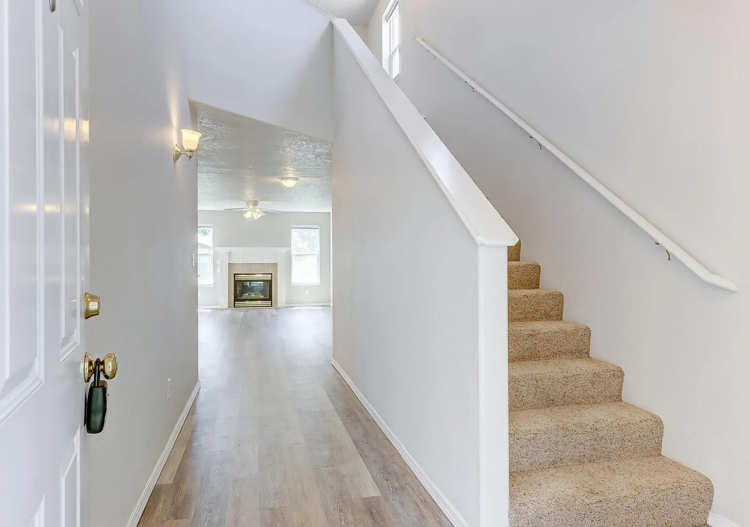 Spacious 3 Bed, 2.5 Bath Home with Garage - Prime Location! — Photo 2