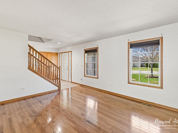 3rd image of 574 Thornberry Ct