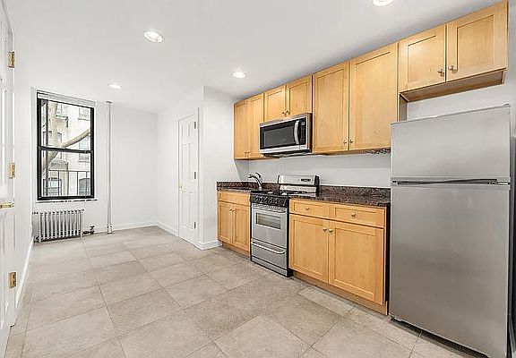 4th image of 218 E 5th St APT 2W