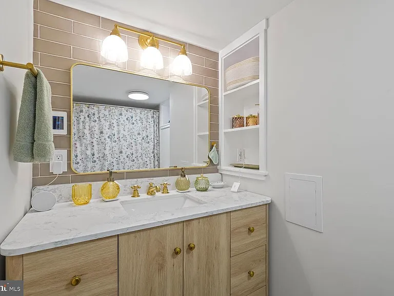 2422 S Oakland St — Photo 7