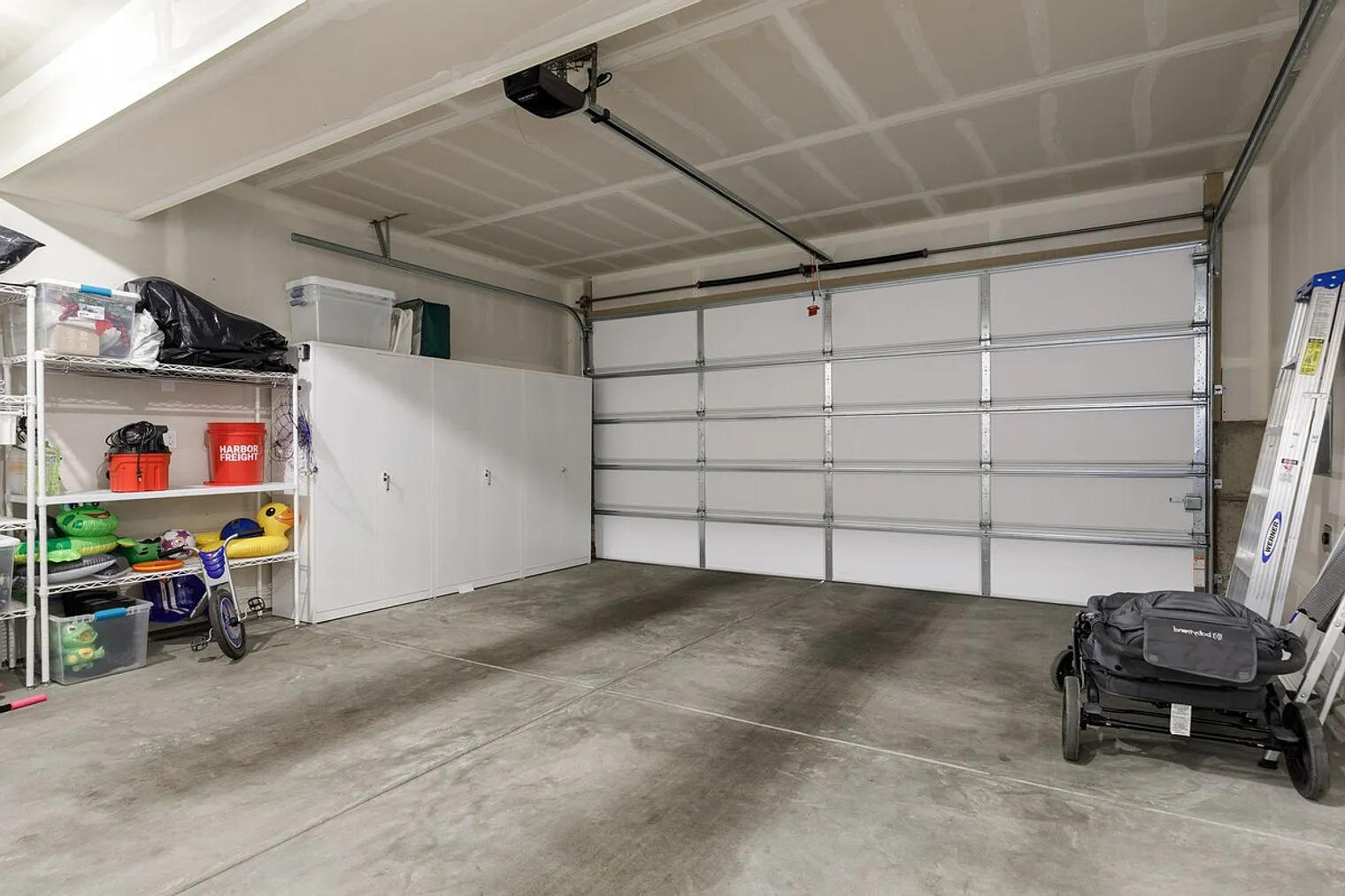 4 bed, 2.5 bath, $4,064 — Photo 4