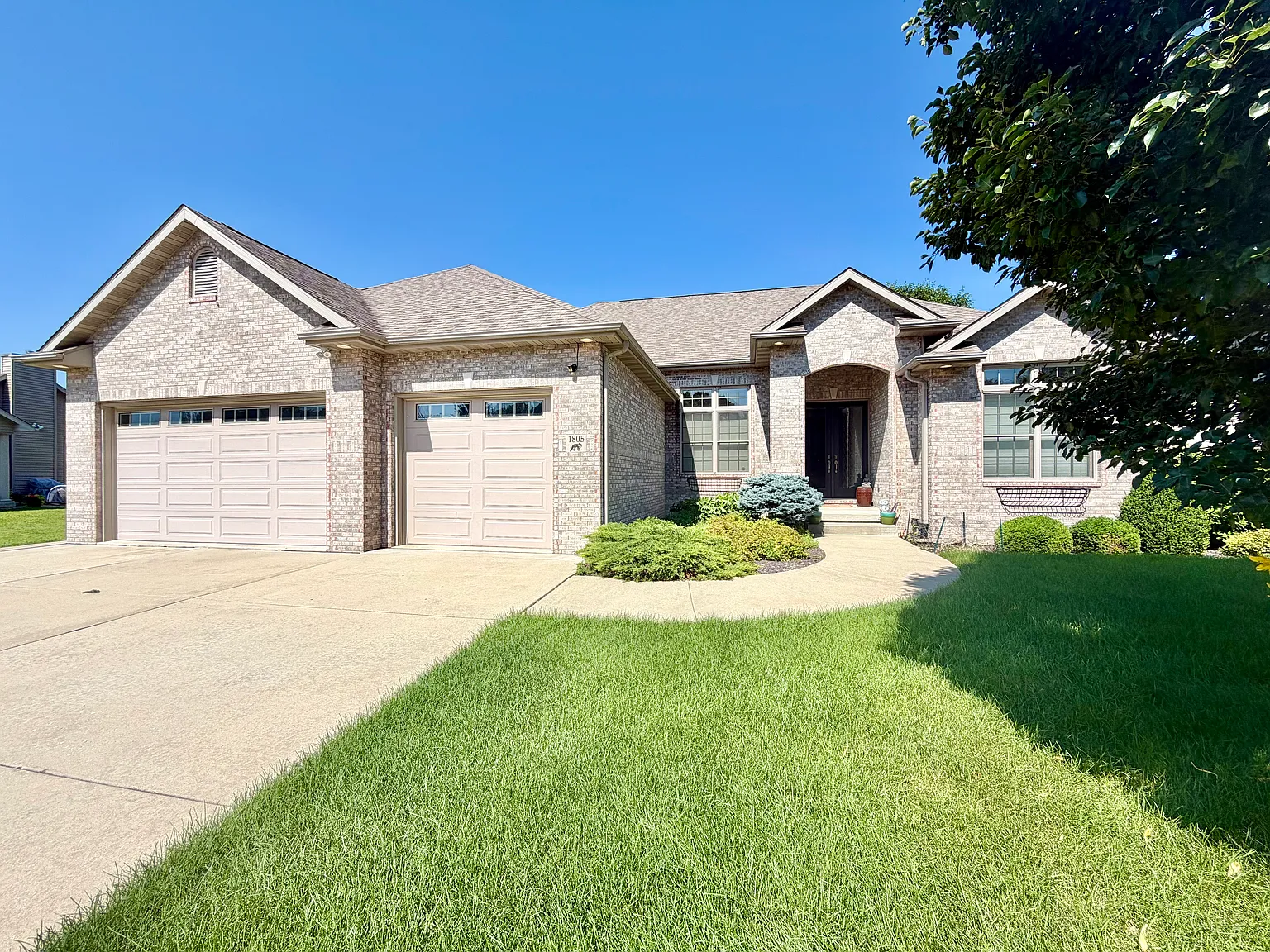 4 bed, 5820 sqft, $3,500 — Photo 1