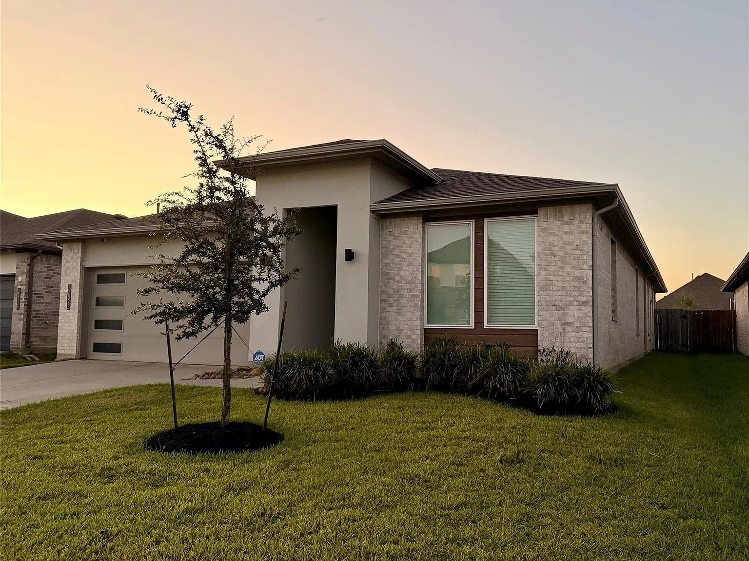 4 bed, 3.0 bath, 2303 sqft, $2,600 — Photo 1