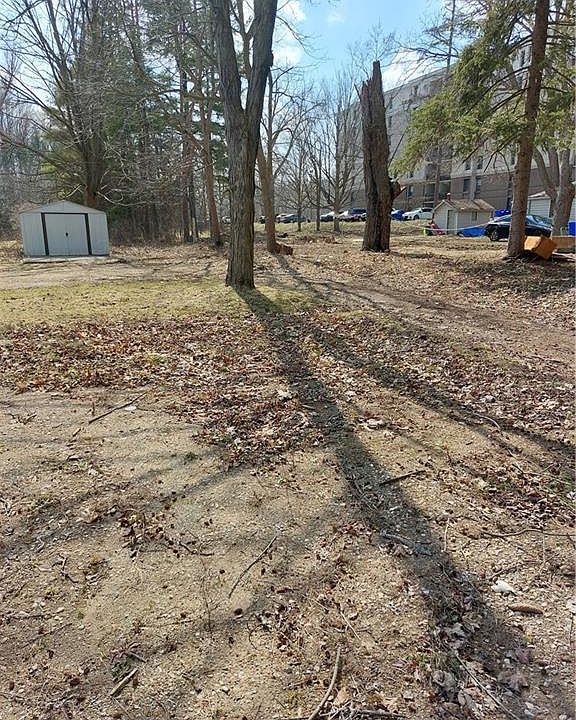 2nd image of 3211 King St E