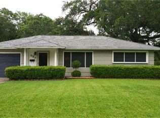 327 Redwood St, Lake Jackson, TX 77566