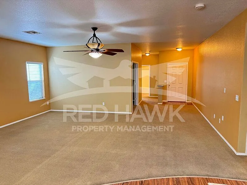 3 bed, 2.0 bath, 1421 sqft, $2,095 — Photo 3