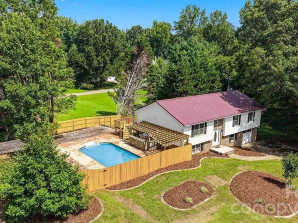1257 Canseco Ln, Hickory, NC 28602