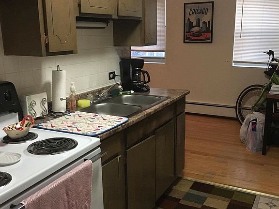 2nd image of 455 W Oakdale Ave #402