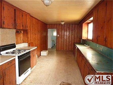 3rd image of 616 Pine St