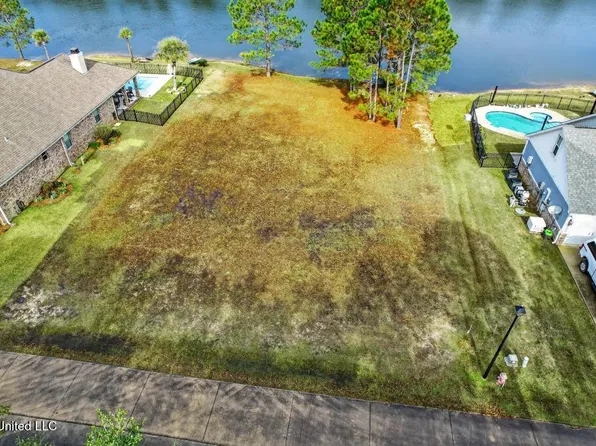 122 Emerald Lake Dr, Waveland, MS 39576