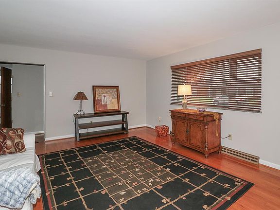3rd image of 32 Sunset Dr