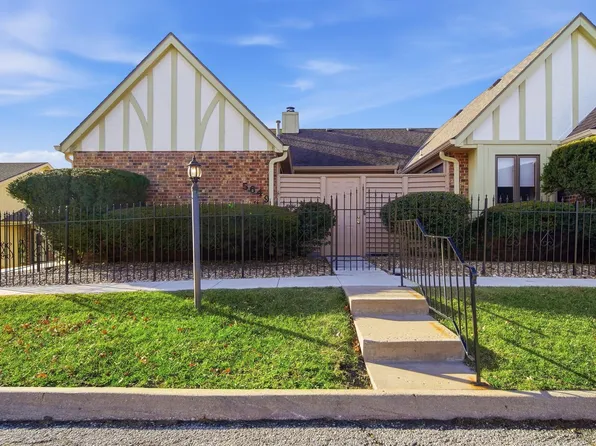 5649 SW Barrington Ct N, Topeka, KS 66614