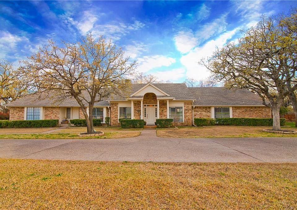 1st image of 110 Shady Oaks Ln