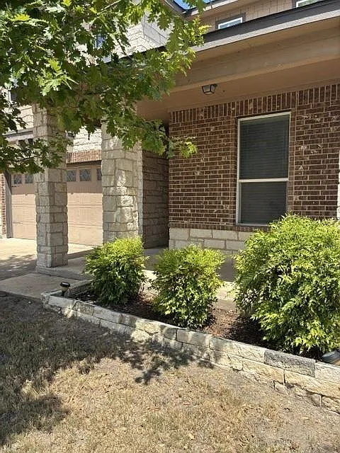 3 bed, 2.5 bath, 2417 sqft, $2,300 — Photo 2