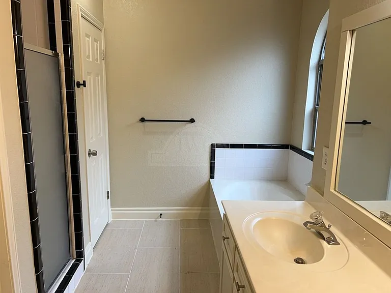 3906 Lone Oak Dr — Photo 14