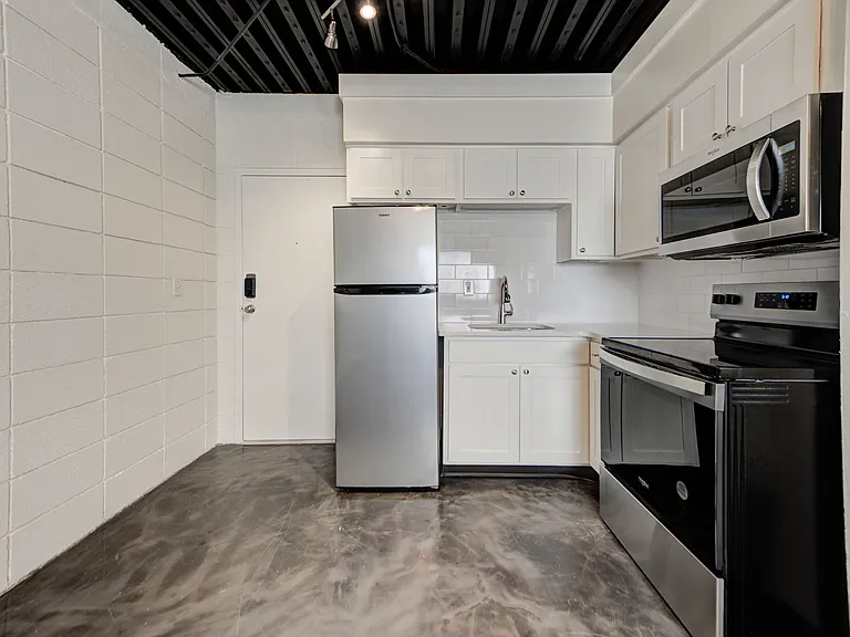1325 W Lindsey St — Photo 9