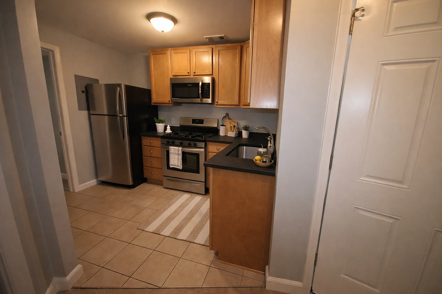 2 bed, 903 sqft, $2,291 — Photo 3