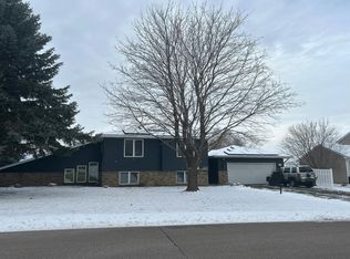 425 Crestview Dr S, Maplewood, MN 55119