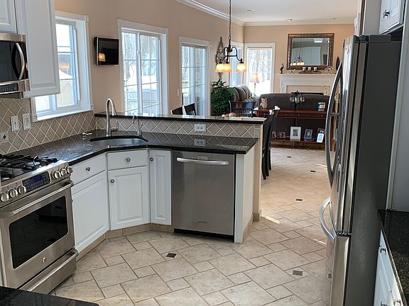 3rd image of 21 Tall Oaks Ln