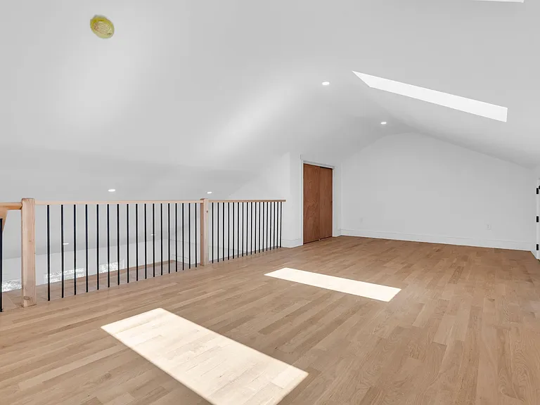 949 Hancock St #4 — Photo 8