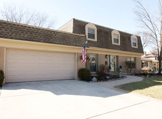 1011 Liberty Bell Ln, Libertyville, IL