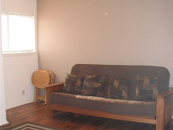 5th image of 909 E Del Mar Blvd