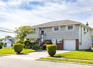 124 Washington Pl, Massapequa, NY 11758
