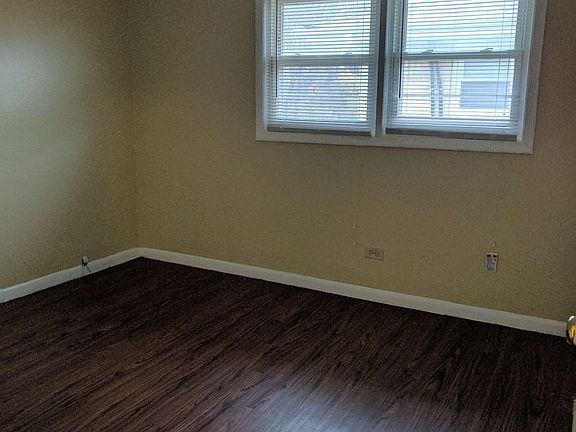 3rd image of 1016 Parkwood Dr APT 2E